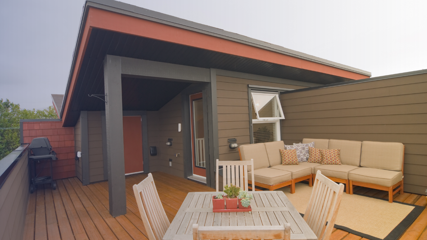 Floating rooftop deck system